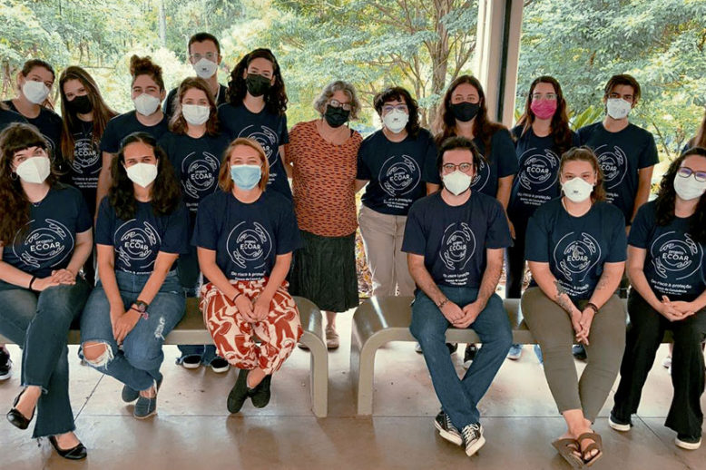 Estagiários e profissionais do Projeto ECOAR em foto posada