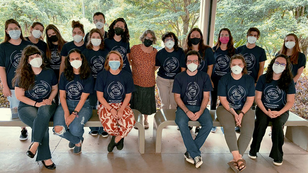 Estagiários e profissionais do Projeto ECOAR em foto posada