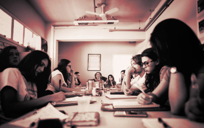 Profissionais do GEP-inPsi sentados a mesa para reunião de trabalho